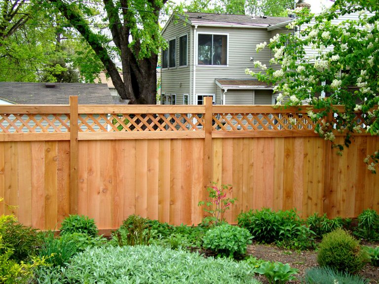 Hàng rào gỗ phù hợp với ngôi nhà mang kiến trúc châu Âu