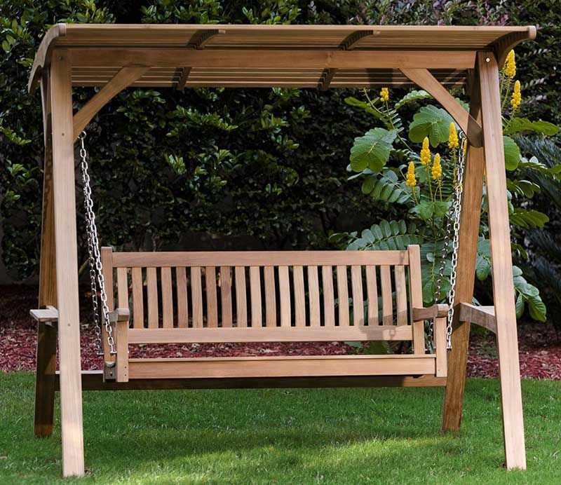 Xích đu bằng gỗ rất thích hợp với không gian sân vườn
